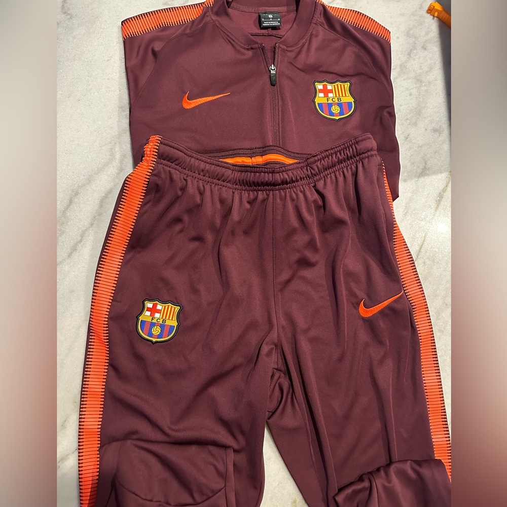 Men’s Nike Dry-Fit Active ware Set Burgundy               Size: Medium